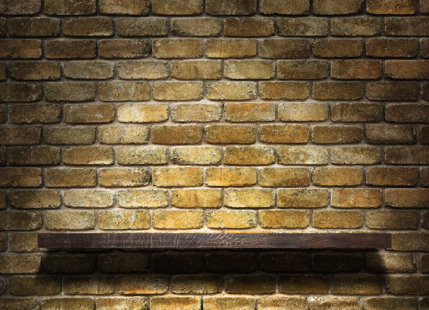 旧砖墙上的聚光灯照亮的架子图片下载