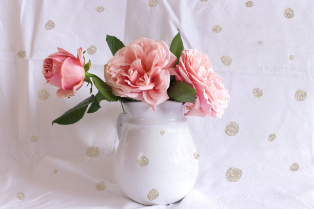 春、夏静物景。复古婚礼女性风格的照片，花卉组成。白色花瓶里的一束粉红玫瑰。图片下载