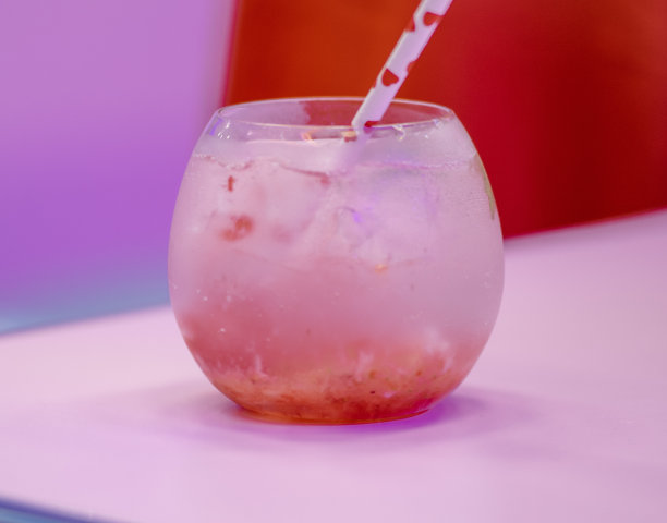 粉红色鸡尾酒，清新的草莓加冰和薄荷叶。图片下载