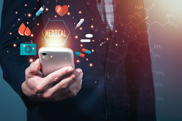 一个男人穿着西装，拿着手机，屏幕上有光，还有医学和健康的标志。背景是一种化学键。图片下载