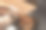 近距离观看女性切烧烤排骨与厨房sax。图片下载