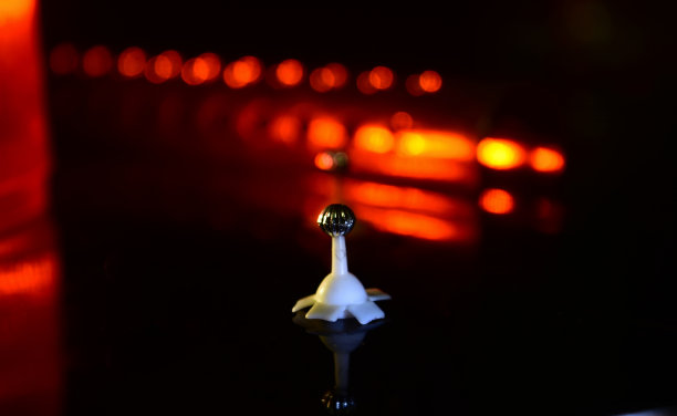 白色塑料物体与红色灯光背景图片下载