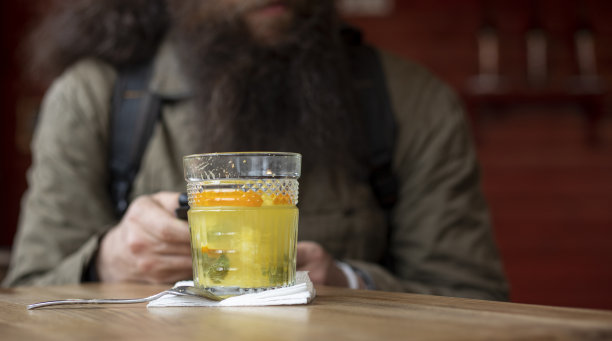 封锁期间桌上放着热姜茶图片下载