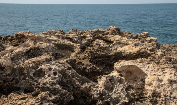 海边的粗糙岩石图片下载