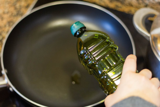 女孩在平底锅里倒油图片下载