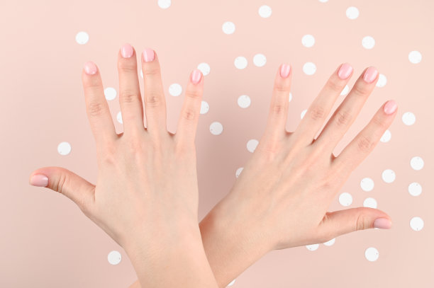 女性双手交叉，手指分开图片下载