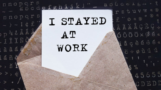 继任计划。文字在白纸上的复古信封，在黑暗的背景。从以上观点。市场营销的概念。图片下载