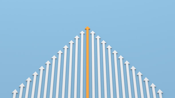 领导概念，橙色领导箭头领导白色箭头，在蓝色背景与空白拷贝空间图片下载