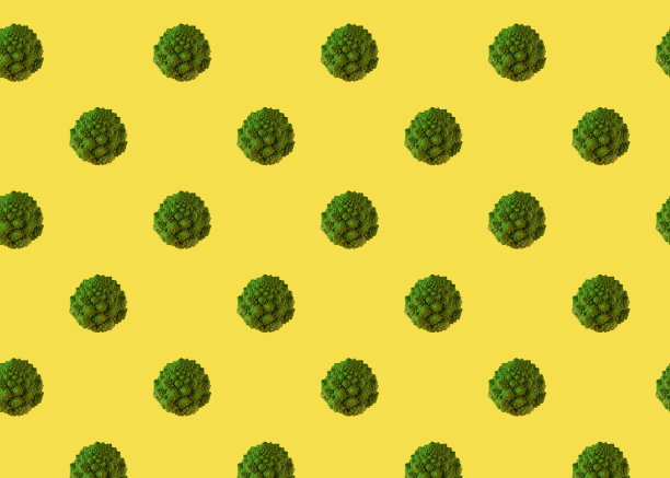 无缝图案的罗马花椰菜。黄色背景上的绿色蔬菜图片下载
