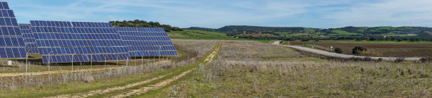 安达卢西亚乡村许多大型太阳能电池板的全景图图片下载
