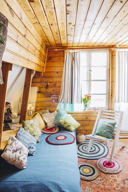 最大化的最大化的家庭概念。度假小屋卧室与天然木板墙壁和天花板和许多不同的颜色细节。图片下载