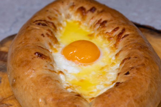 鲜嫩的哈切布里配鸡蛋。图片下载