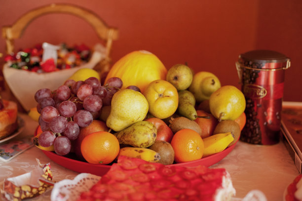 生日餐桌上的食物。水果和甜蜜的桌子。葡萄，猕猴桃，橙子，香蕉。图片下载