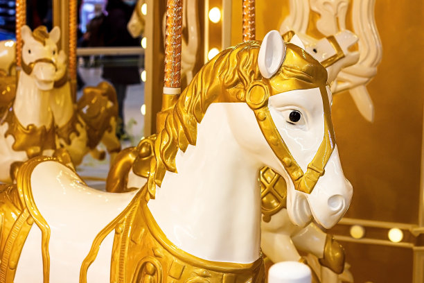 游乐场旋转木马上的金色玩具马图片下载