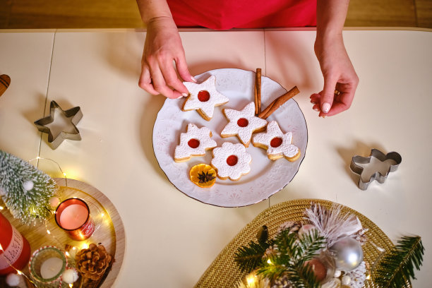 女人手里拿着一盘饼干。圣诞快乐，恭贺新禧。图片下载