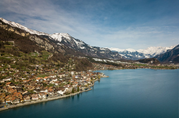 瑞士阿尔卑斯山布里恩茨湖清澈湛蓝的湖水图片下载