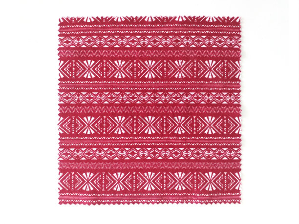 鸟瞰图的红布部落，民间和墨西哥风格孤立的白色背景。民族纺织品与白色几何印花。织物关闭。图片下载