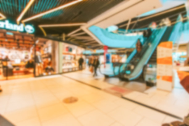 商场建筑背景模糊。人们在现代商业中心购物。软焦点零售中心商店的内部。豪华内设商务大厅。图片下载