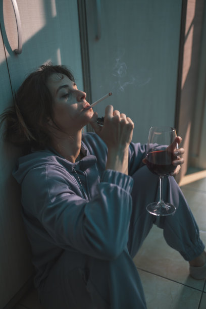 有烟瘾和酗酒问题的年轻女性图片下载