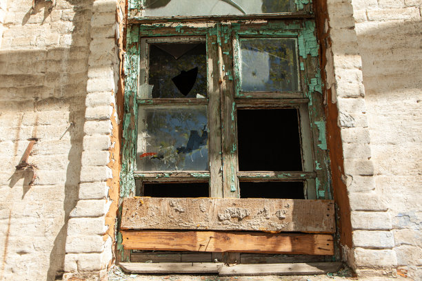 在废弃的旧房子里，被损坏的窗户和碎玻璃。废弃房屋的破碎玻璃窗。图片下载