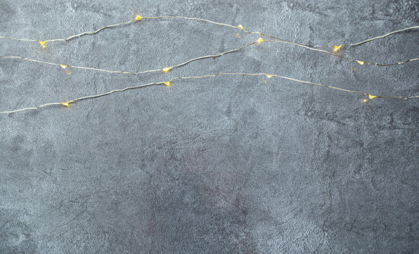 花环戴上了。在黑暗背景上发光的电花环。查看顶部位置的文本图片下载