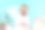 雄心勃勃的大胡子白领坐在工作场所，拿着笔记本电脑，手放在眼睛上方，望着远方，寻找着晋升，探索着未来素材图片