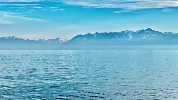 瑞士阿尔卑斯山前的莱曼湖图片下载