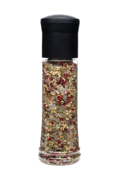 喜马拉雅盐晶体与大蒜，迷迭香和胡椒在玻璃研磨分离在白色背景图片下载