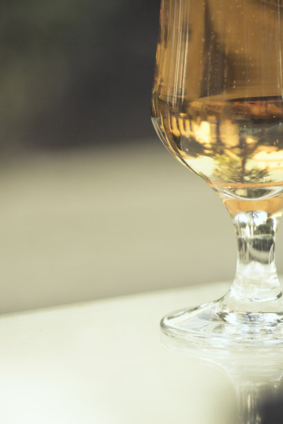 用玻璃杯盛大杯啤酒。没有人。本空间图片下载