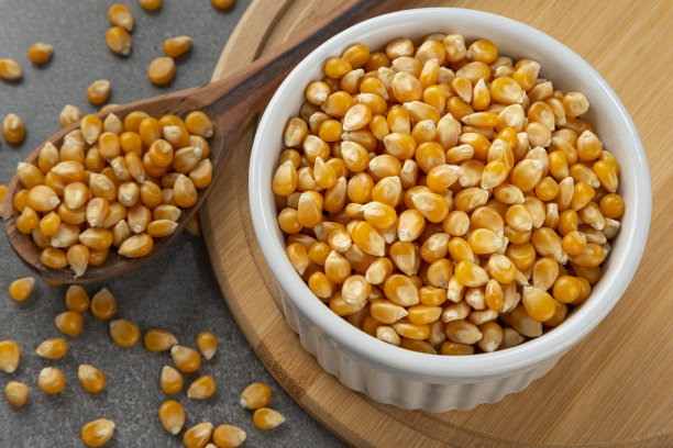 用玉米粒做爆米花的碗。图片下载