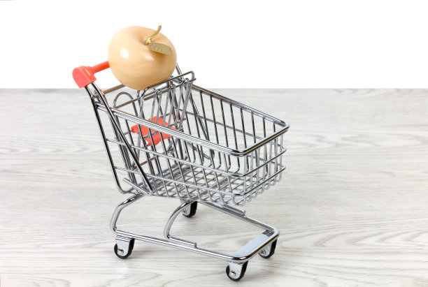 微型购物车里的陶瓷苹果图片下载