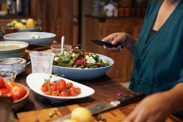 妇女正在准备烹饪蔬菜沙拉图片下载