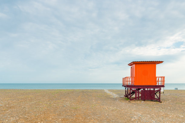 救援塔在清晨的沙滩上，没有人图片下载