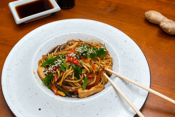 传统的亚洲鸡肉面条图片下载