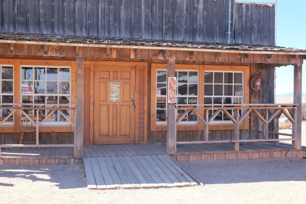 古老的木结构建筑，驿站马车和风车图片下载