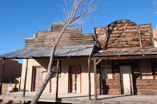 古老的木结构建筑，驿站马车和风车图片下载