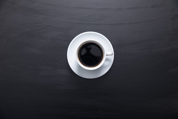 在黑板上的一杯咖啡图片下载