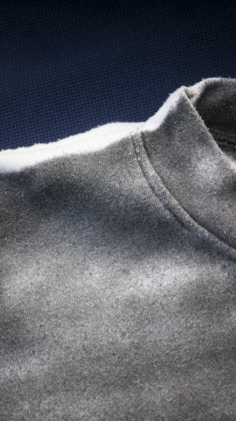 白色运动衫上涂着黑色喷雾图片下载