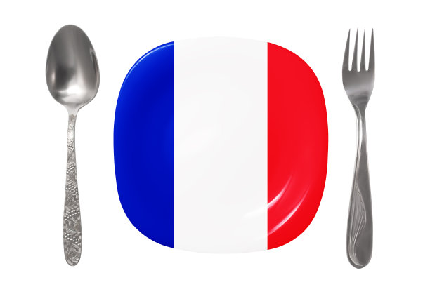 带有法国国旗的盘子。白色背景上有勺子和叉子的空盘子。孤立的形象图片下载