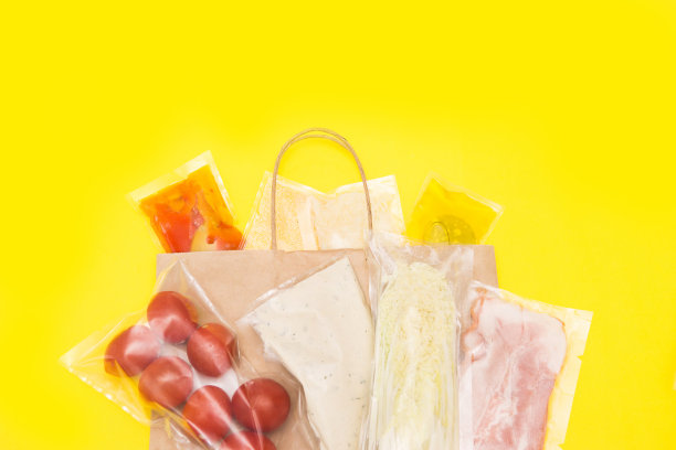 沙拉套餐:鸡肉、生菜、番茄、大白菜、芝士、培根、面包、橄榄油酱料及香料。一套在黄色背景上为晚餐送食物的餐具。我在家做饭图片下载