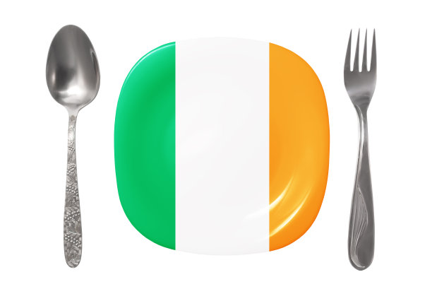 带有爱尔兰国旗的盘子。白色背景上有勺子和叉子的空盘子。孤立的形象图片下载