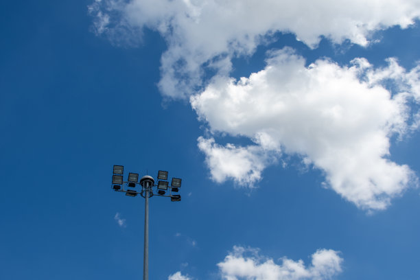 蓝色的天空和美丽的白云为背景使用，惊人的，背景和墙纸。图片下载