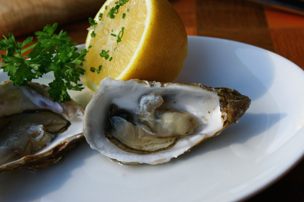 冰镇柠檬和新鲜牡蛎海鲜餐厅图片下载