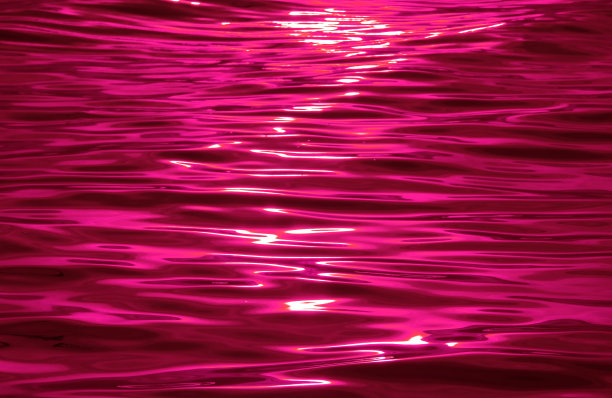 波普艺术超现实风格的热粉色水面与阳光反射图片下载