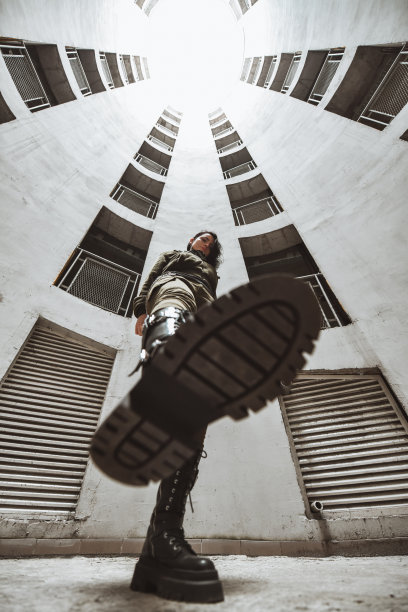 都市女性在迷彩服显示她的靴子图片下载