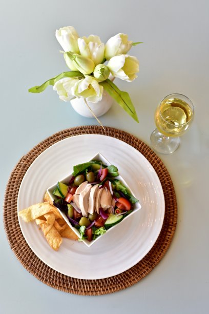 新鲜准备的鸡肉沙拉为健康的午餐或晚餐，照片概念食物，背景，拷贝空间图片下载