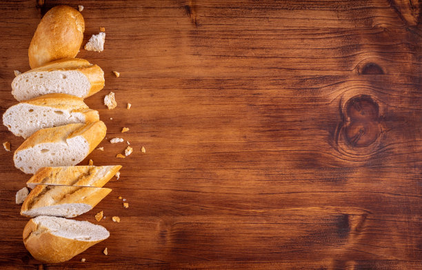 自制早餐的面包和黄油，咖啡，牛奶，有机滑片，全麦黑麦面粉，棕色法国法棍，生物果酱，果酱，橙子，百香果，杏仁图片下载