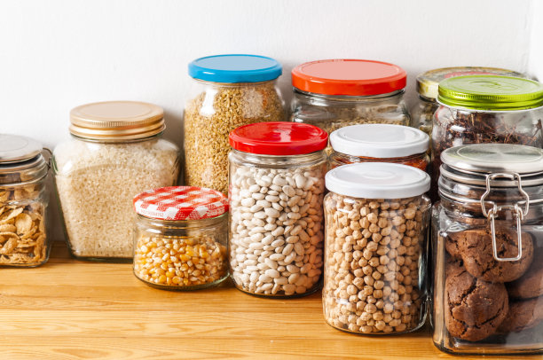 厨房储藏室里装满豆类的玻璃罐子图片下载