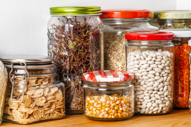 厨房储藏室里装满豆类的玻璃罐子图片下载