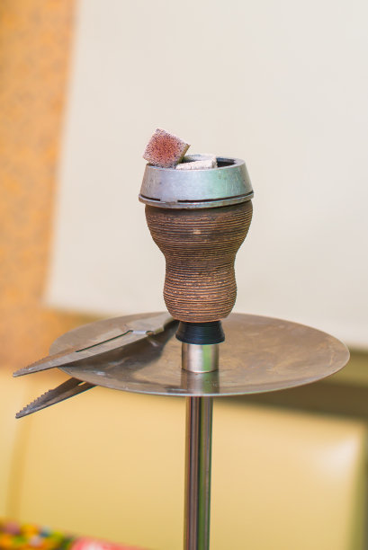 在水烟管的陶碗上烧煤图片下载